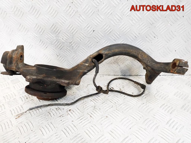 Кулак передний правый VW Passat B5 8D0407258R