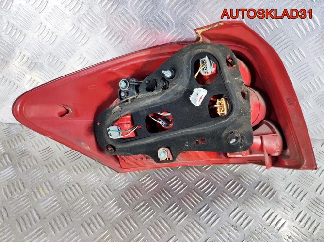 Фонарь задний правый Toyota Auris E15 8155102380