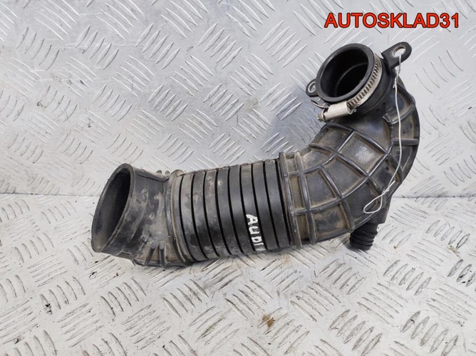 Патрубок воздушного фильтра Audi A4 B7 8E0129615J