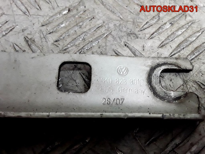 Петля капота левая Volkswagen Golf 5 1K0823301C